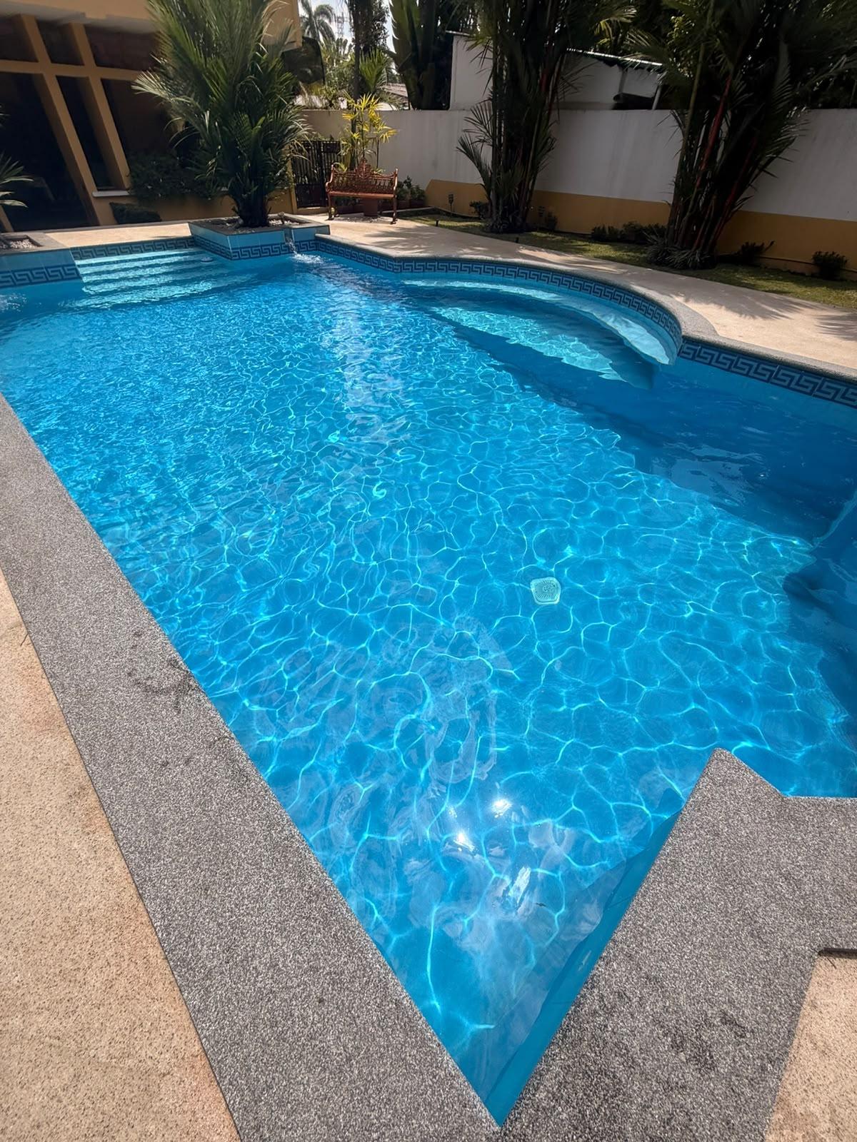 Mantenimiento de piscina azul