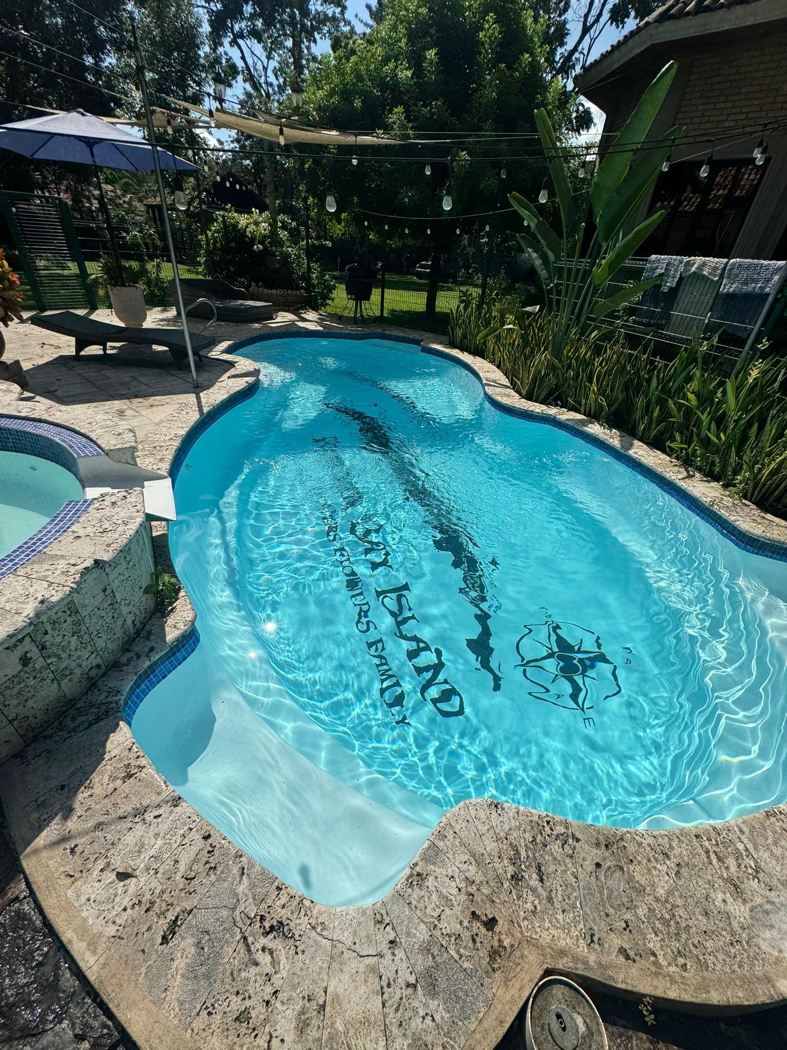 Mantenimiento de piscina curva