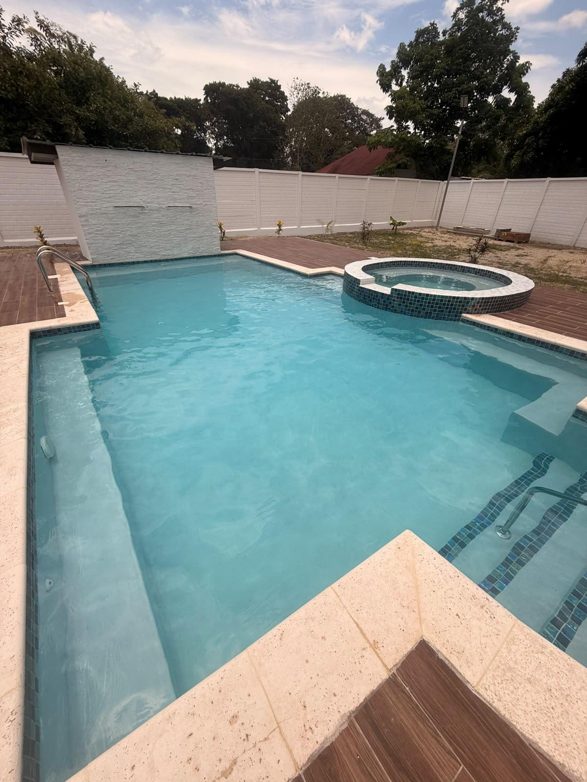 Mantenimiento de piscina con jacuzzi