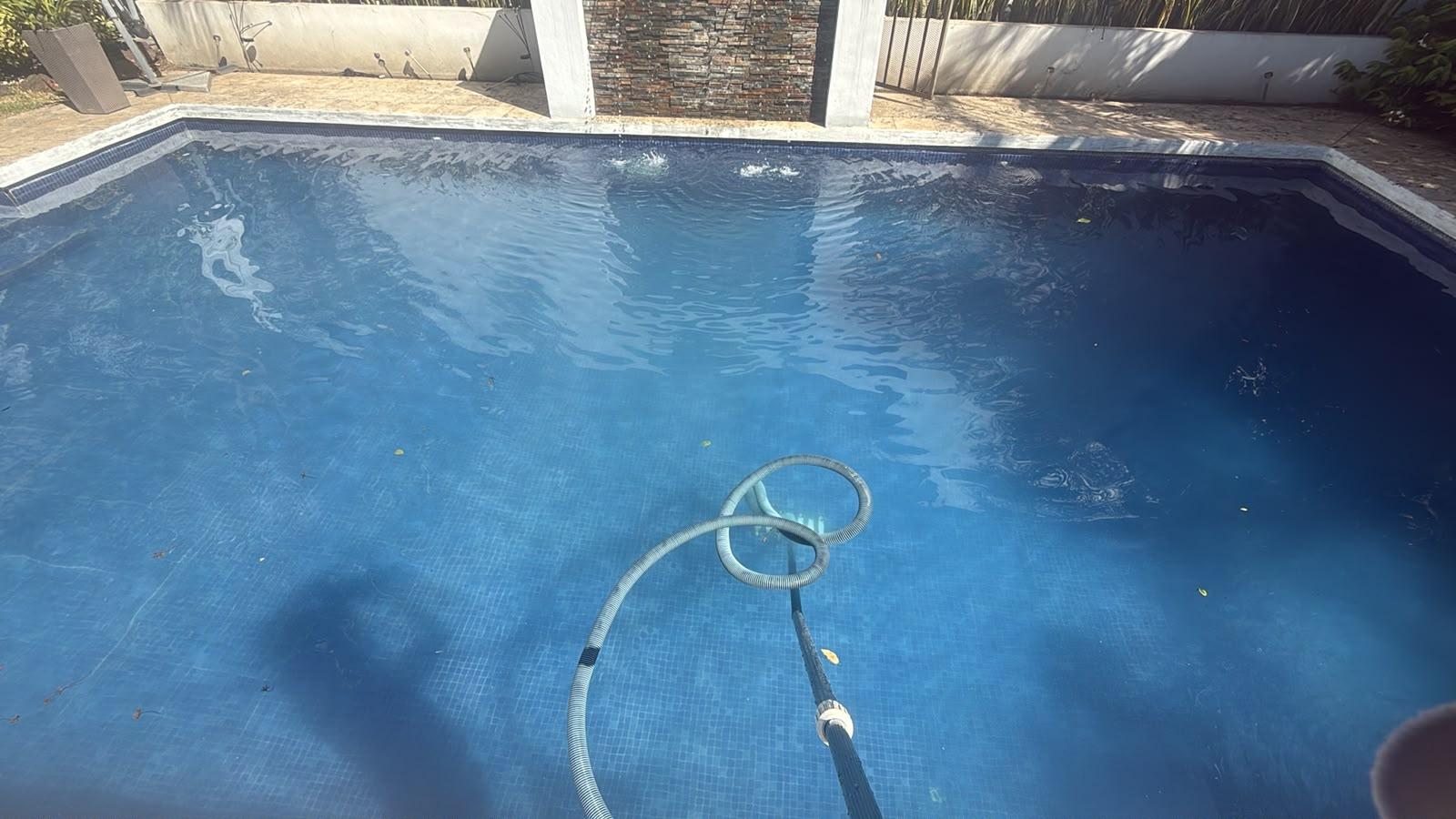 Servicio de mantenimiento realizado por Piscinas & Verdes