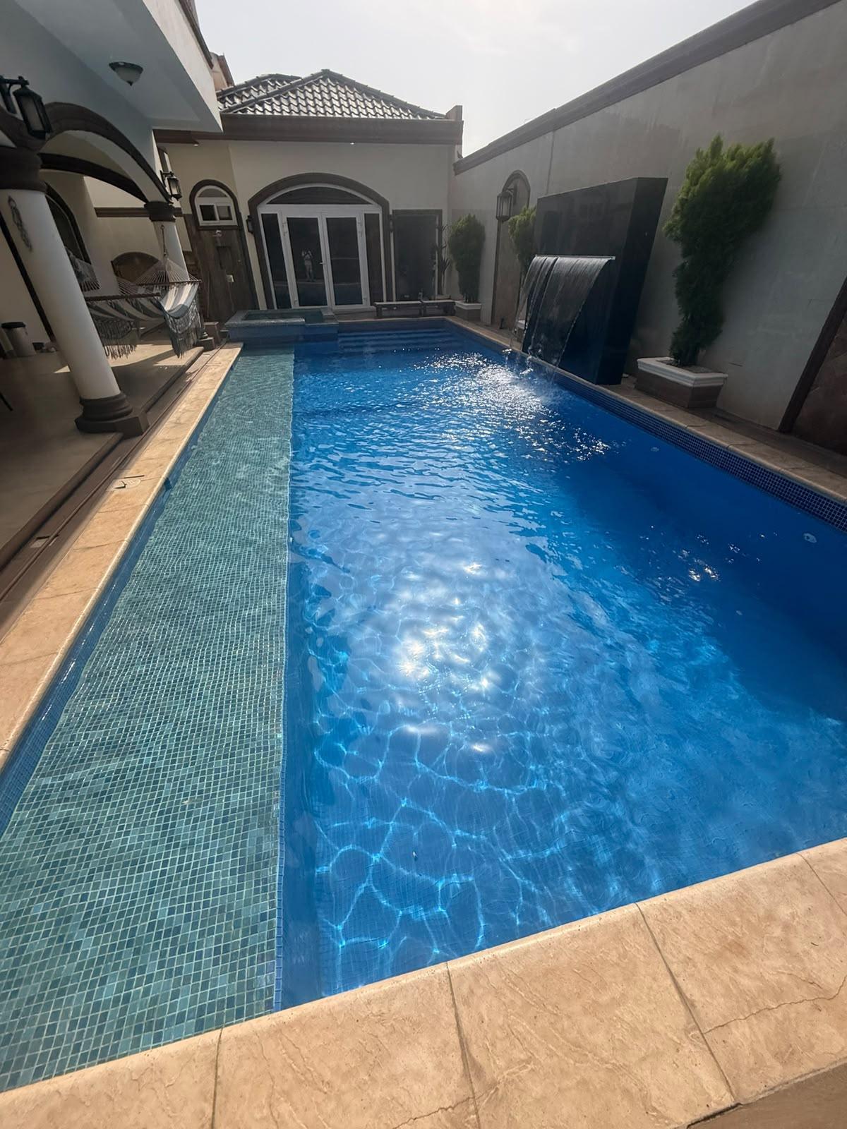 Mantenimiento de piscina con cascada