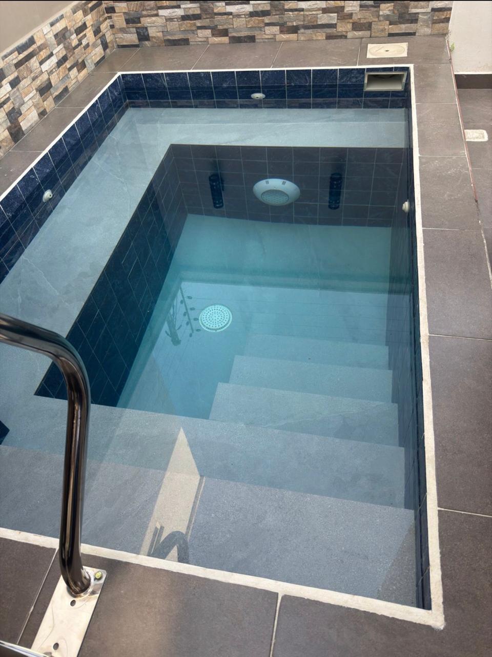 Piscina compacta llena después del trabajo de reparación