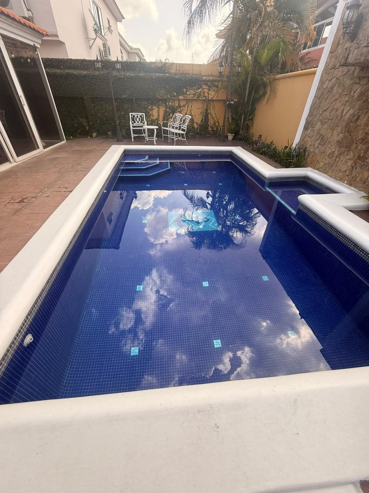 Piscina con acabado azul y reflejo del cielo